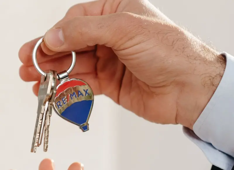 Over REMAX